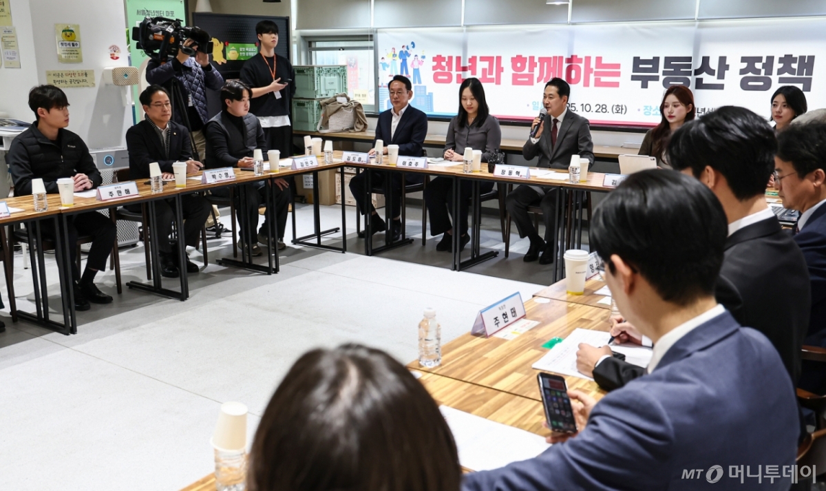 (서울=뉴스1) 김도우 기자 = 장동혁 국민의힘 당대표가 28일 서울청년센터 마포에서 열린 청년과 함께하는 부동산 정책 간담회에 참석해 모두발언을 하고 있다. 2025.10.28/뉴스1  Copyright © 뉴스1. All rights reserved. 무단 전재 및 재배포,  AI학습 이용 금지. /사진=(서울=뉴스1) 김도우 기자