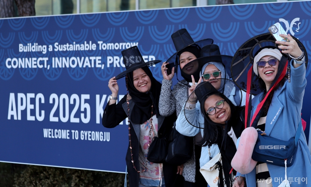 [경주=뉴시스] 이무열 기자 = 2025 경주 아시아태평양경제협력체(APEC) 정상회의 주간 첫날인 27일 외국인 관광객들이 경북 경주역에 설치된 환영부스에서 갓을 쓴 채 기념촬영을 하고 있다. 2025.10.27.  lmy@newsis.com /사진=이무열