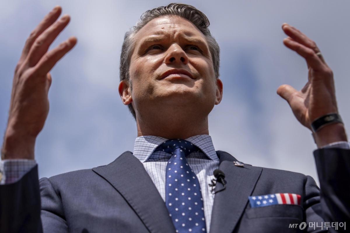 피트 헤그세스 미국 국방장관이 지난 16일(현지시간) 워싱턴 국방부에서 열린 다영역 자율 시스템 전시 행사에 참석해 둘러보기 전 기자들에게 발언하고 있다. 이날 행사에서는 연합 작전을 지원하기 위해 신속히 개발 중인 18종의 자율 무기 시제품이 공개됐으며, 날개 길이 약 11m의 장기체공 무인기 ‘바닐라’(Vanilla)와 단독 또는 군집 형태로 작전이 가능한 소형 무인 수상정 ‘글로벌 자율 정찰정’(GARC) 등이 포함됐다. / AP=뉴시스