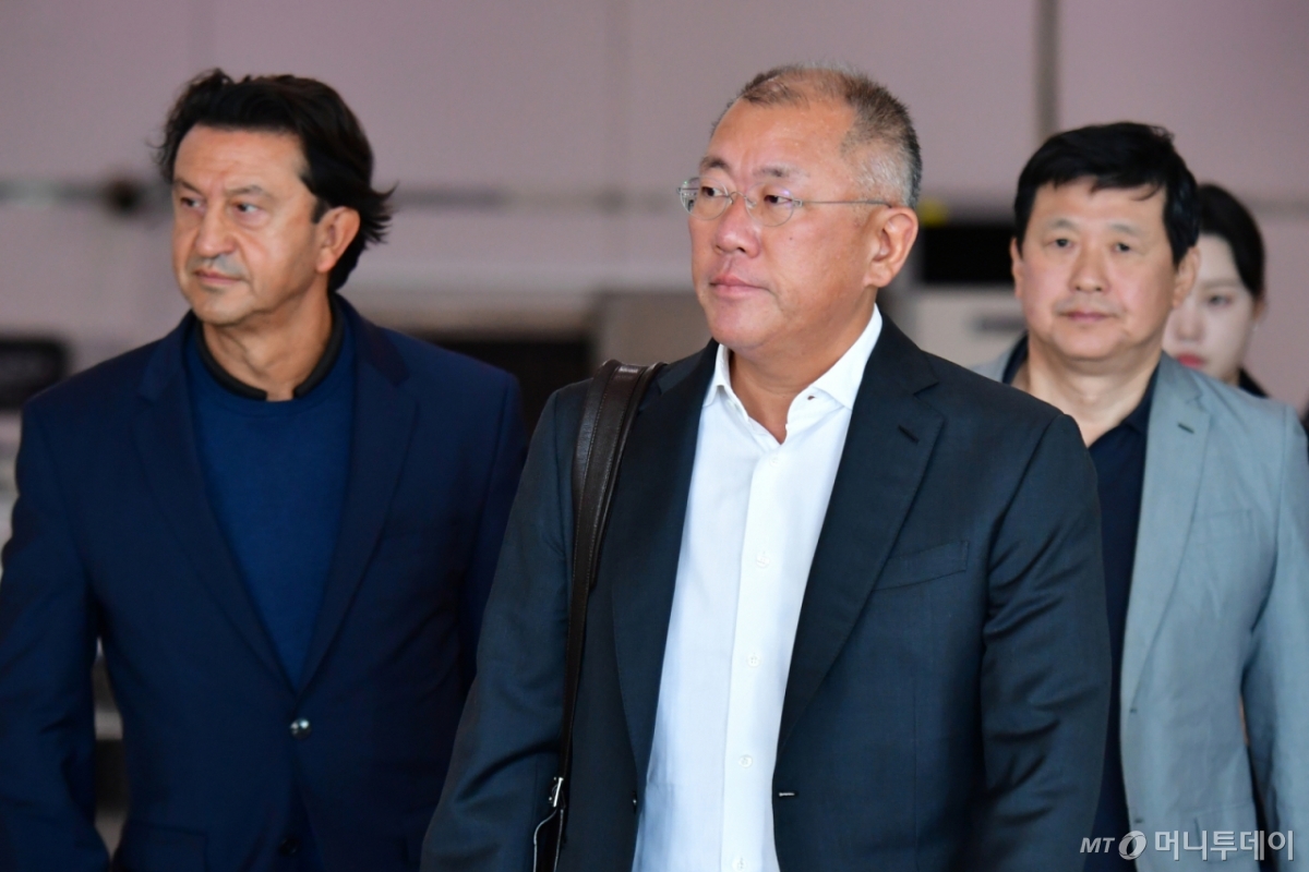 (포항=뉴스1) 최창호 기자 = 정의선 현대자동차 그룹 회장이 28일 사우디아라비아 일정을 마친 후 경북 경주에서 열리는 APEC 회의에 참석하기 위해 포항경주공항을 통해 입국하고 있다. 2025.10.28/뉴스1 Copyright © 뉴스1. All rights reserved. 무단 전재 및 재배포, AI학습 이용 금지. /사진=(포항=뉴스1) 최창호 기자