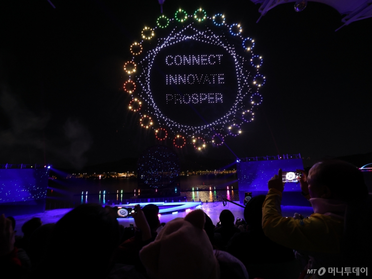 (경주=뉴스1) 박지혜 기자 = 27일 오후 경주 보문 수상공연장에서 열린 ‘APEC 2025 KOREA 기념 보문 멀티미디어쇼?천년의 달’에서 시민들이 ‘천년의 신비, 내일을 날다’를 주제로 펼쳐진 공연을 관람하고 있다. 지름 15m의 대형 원형 구조물을 중심으로 레이저와 LED, 불꽃, 드론이 어우러져 초대형 멀티미디어쇼가 연출됐다. Copyright © 뉴스1. All rights reserved. 무단 전재 및 재배포, AI학습 이용 금지. /사진=(경주=뉴스1) 박지혜 기자