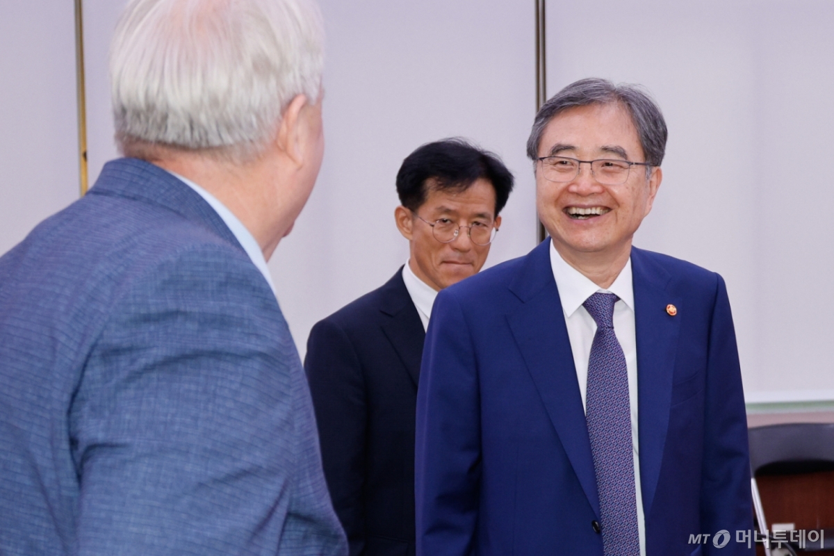 (서울=뉴스1) 안은나 기자 = 조현 외교부 장관이 20일 오전 서울 여의도 국회에서 열린 외교통일위원회 제428회국회(임시회) 제2차 전체회의에서 인요한 국민의힘 의원과 대화하고 있다. 2025.8.20/뉴스1 Copyright © 뉴스1. All rights reserved. 무단 전재 및 재배포, AI학습 이용 금지.