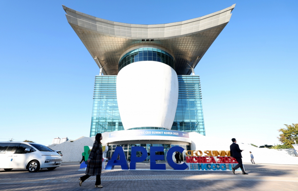 [경주=뉴시스] 추상철 기자 = APEC CEO 서밋 코리아 2025가 개막한 28일 오후 경북 경주시 경주예술의전당에서 참가자들이 본 행사장 앞을 지나고 있다. 2025.10.28.  