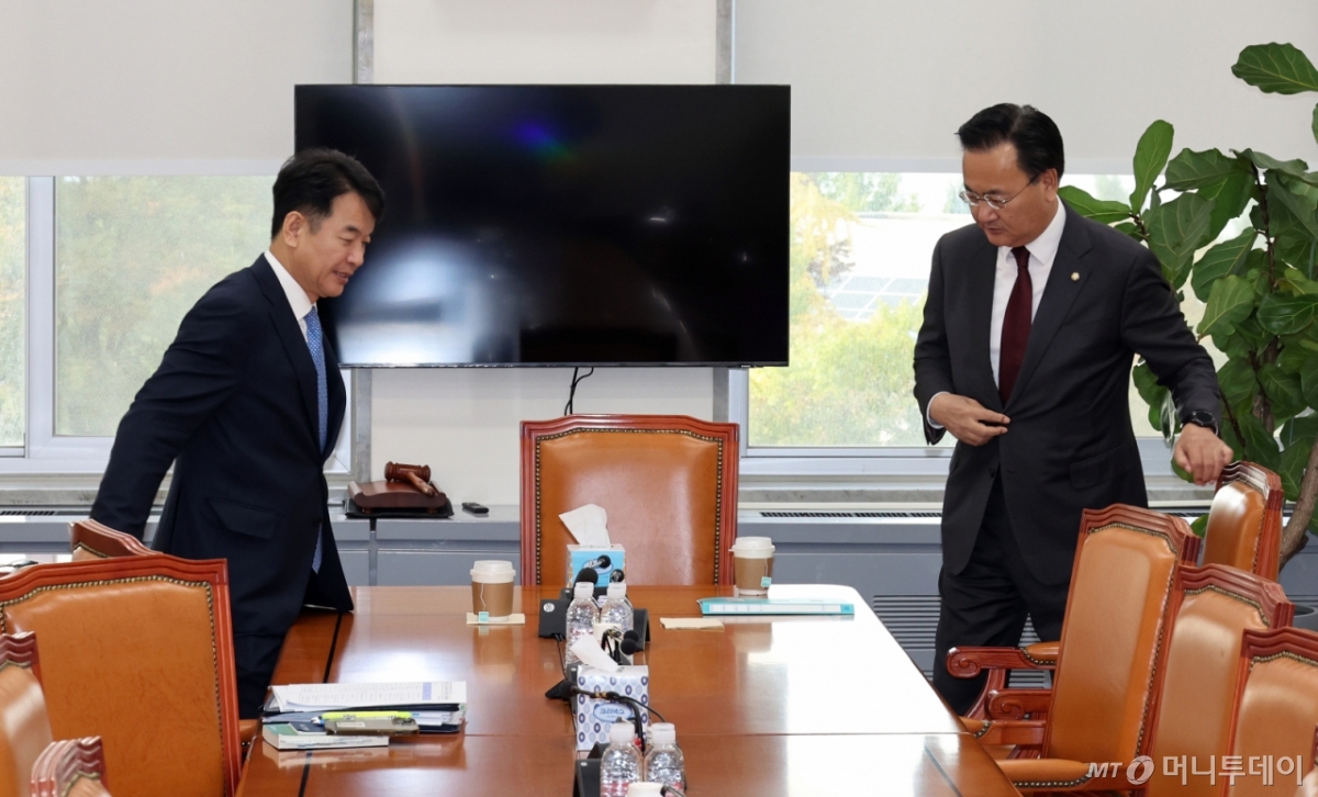 문진석(왼쪽) 더불어민주당 원내운영수석부대표와 유상범 국민의힘 원내운영수석부대표가 28일 오후 서울 여의도 국회에서 회동을 하고 있다./사진=뉴시스