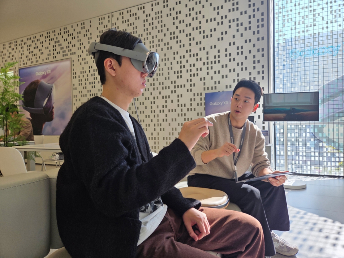 삼성스토어 홍대에서 사용자들이 모바일 기기 '갤럭시XR'을 체험하고 있다. /사진=삼성전자