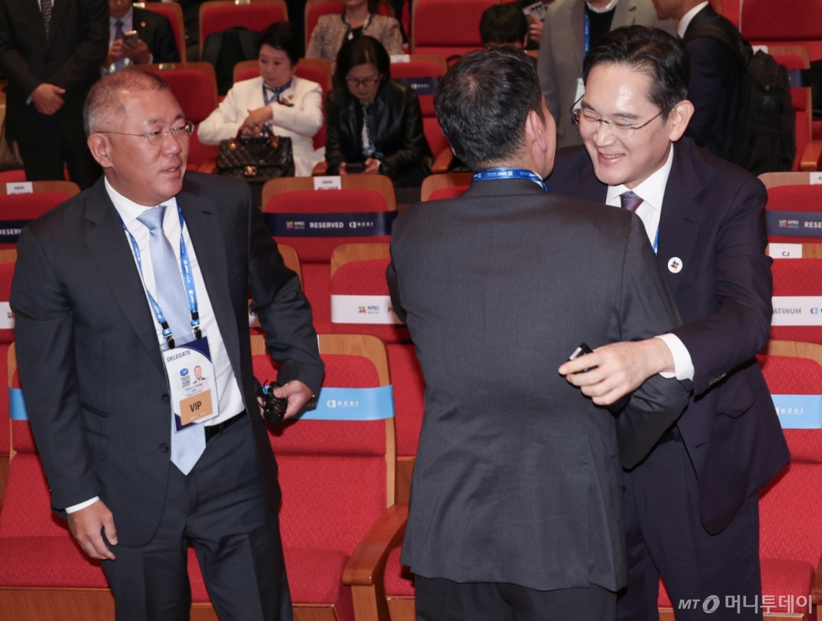 [경주=뉴시스] 고범준 기자 = 이재용 삼성전자 회장과 정용진 신세계그룹 회장이 29일 경북 경주예술의전당에서 열린 아시아태평양경제협력체(APEC) CEO 서밋에서 인사를 하고 있다. 왼쪽은 정의선 현대차그룹 회장. (대통령실통신사진기자단) 2025.10.29. bjko@newsis.com /사진=