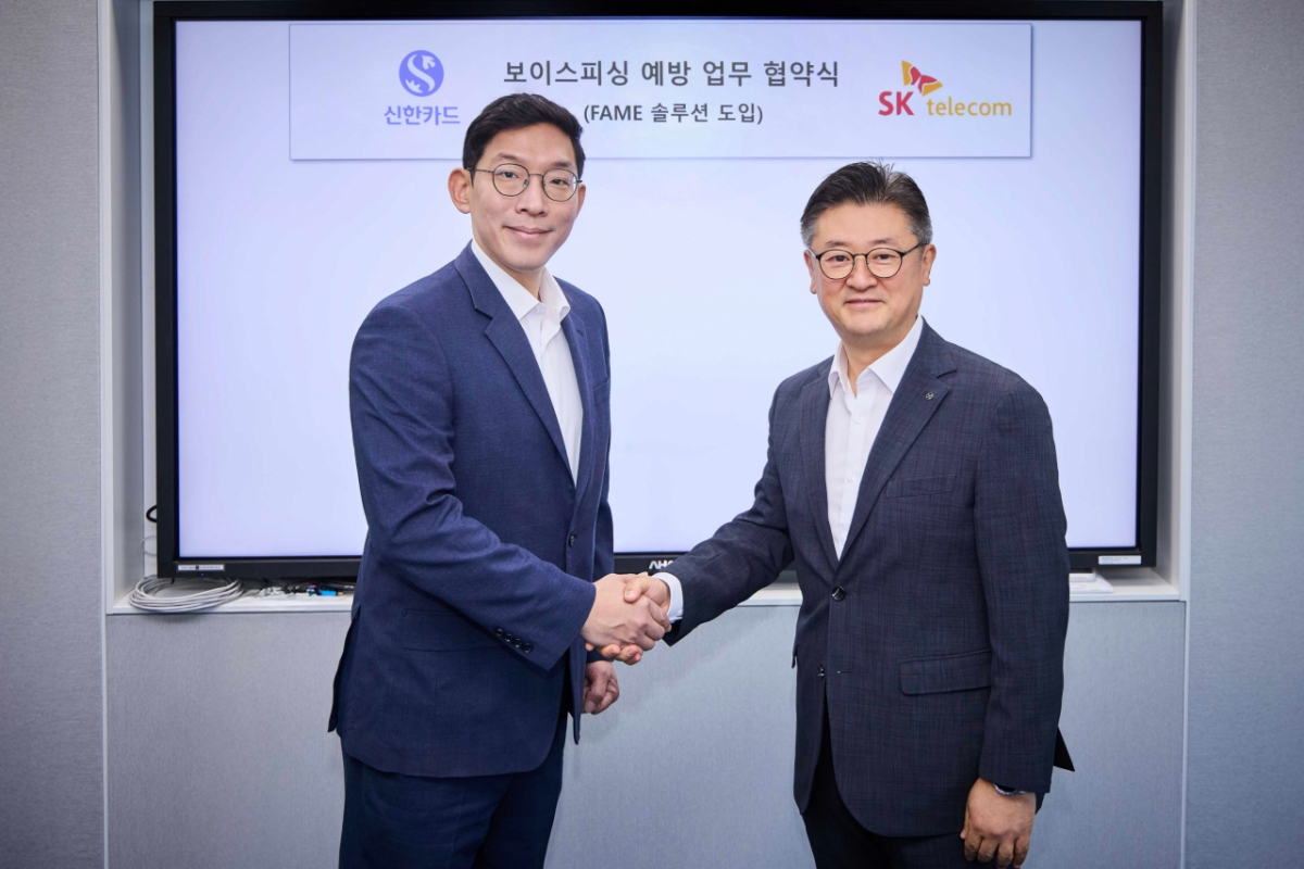 박준 SK텔레콤 AI인텔리전스 사업본부장(왼쪽)과 조문일 신한카드 소비자보호본부장이 FAME 공급 계약서에 서명 후 포즈를 취하고 있다. /사진=SK텔레콤