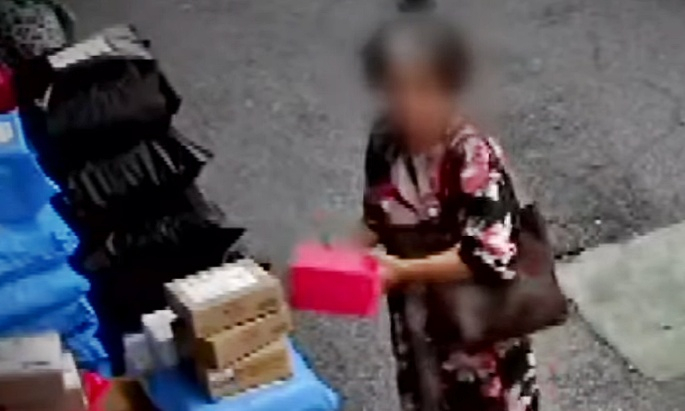 자신이 운영하는 매장 앞에 둔 택배 상자를 훔쳐가는 여성 모습이 공개됐다./사진=JTBC '사건반장'