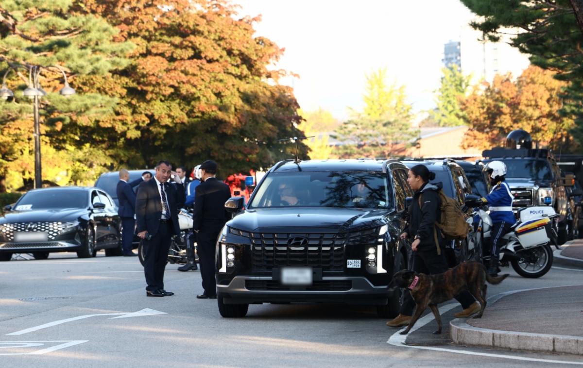 아시아태평양경제협력체(APEC) 정상회의에 참석하는 도널드 트럼프 미국 대통령의 방한일인 29일 오전 트럼프 대통령 숙소로 알려진 경주 힐튼 호텔 인근에서 미국 정부 소속 추정 경호 관계자들이 분주히 움직이고 있다. /사진=뉴스1.