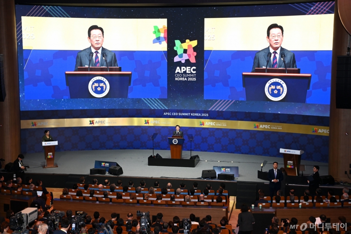 (경주=뉴스1) 김민지 기자 = 이재명 대통령이 29일 오전 경북 경주 예술의전당 화랑홀에서 열린 2025 아시아태평양경제협력체 최고경영자 서밋(APEC CEO SUMMIT)에서 특별 기조연설을 하고 있다.(공동취재) 2025.10.29/뉴스1 Copyright © 뉴스1. All rights reserved. 무단 전재 및 재배포, AI학습 이용 금지. /사진=(경주=뉴스1) 김민지 기자