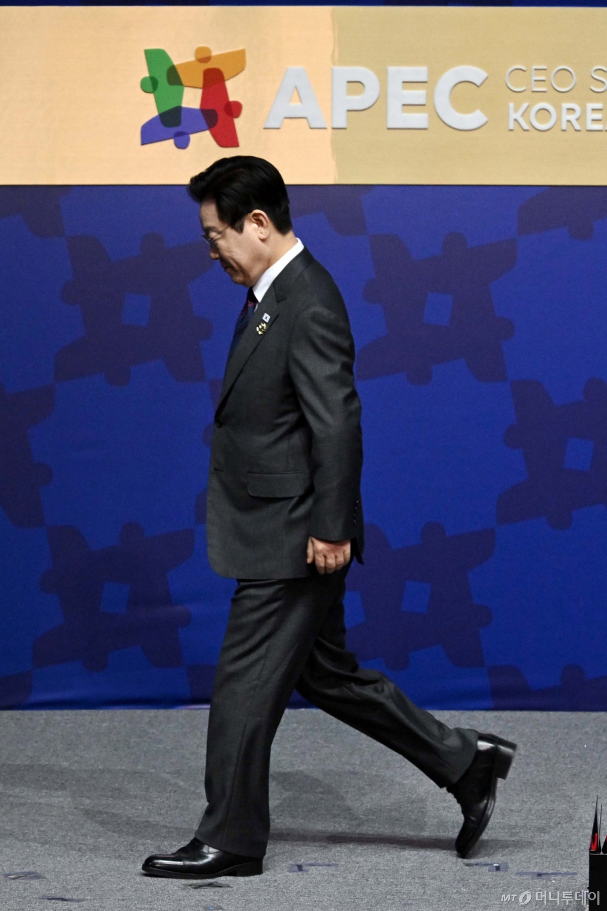 [경주=뉴시스] 추상철 기자 = 이재명 대통령이 29일 경북 경주예술의전당에서 열린 아시아태평양경제협력체(APEC) CEO 써밋에서 특별연설을 마친 후 이동하고 있다. (공동취재) 2025.10.29. photo@newsis.com /사진=추상철