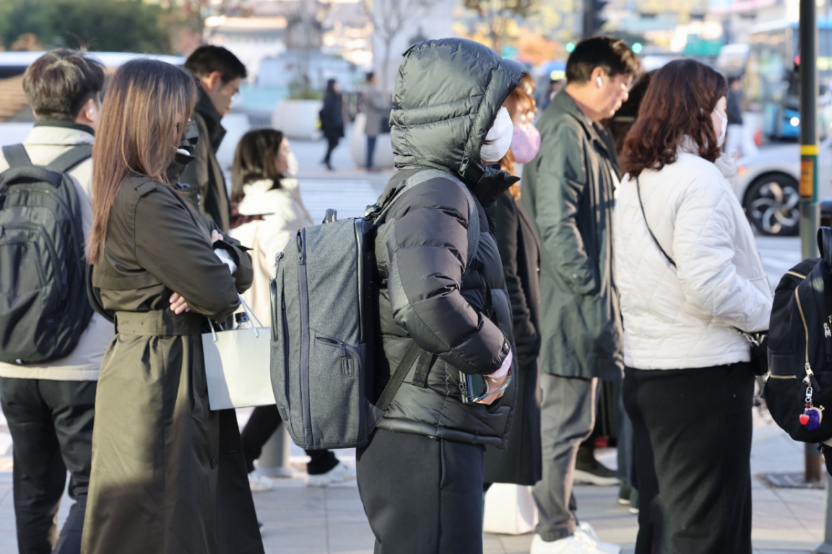 올가을 들어 가장 추운 날씨를 보인 28일 오전 서울 종로구 광화문네거리에서 두터운 외투를 입은 출근길 시민들이 발걸음을 옮기고 있다./사진=뉴스1.