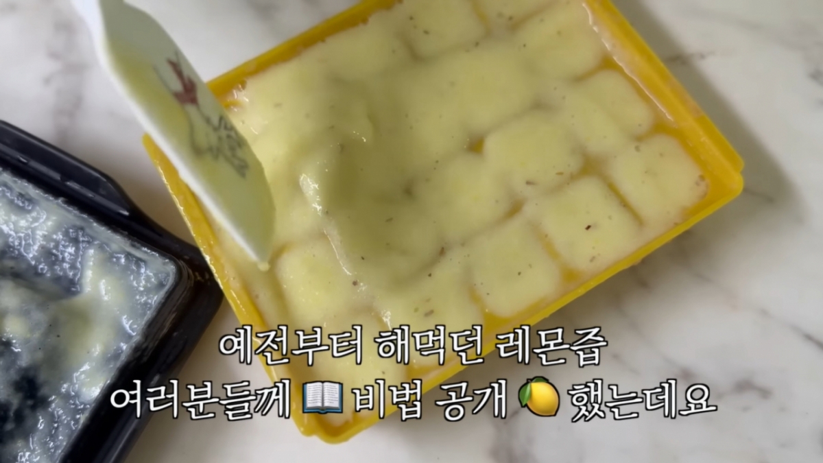 '동안의 아이콘' 황신혜가 직접 만든 레몬즙 레시피를 공개했다. /사진=유튜브 갈무리