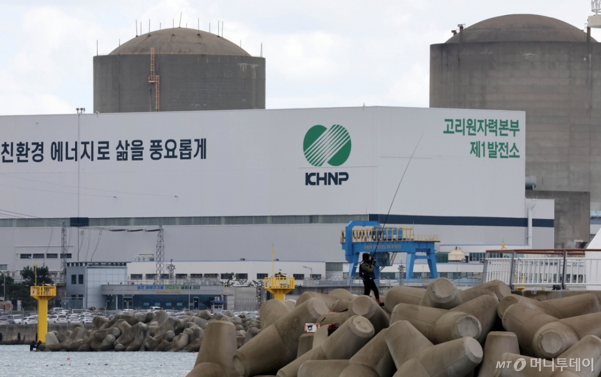 [부산=뉴시스] 하경민 기자 = 원자력안전위원회가 23일 고리원전 2호기의 계속운전 허가에 대한 심의를 재개한다.    사진은 이날 부산 기장군의 한 마을에서 바라본 고리원전 2호기(왼쪽)와 영구 정지 8년 만인 지난 6월 해체가 결정된 고리원전 1호기(오른쪽) 모습. 2025.10.23. yulnetphoto@newsis.com /사진=하경민