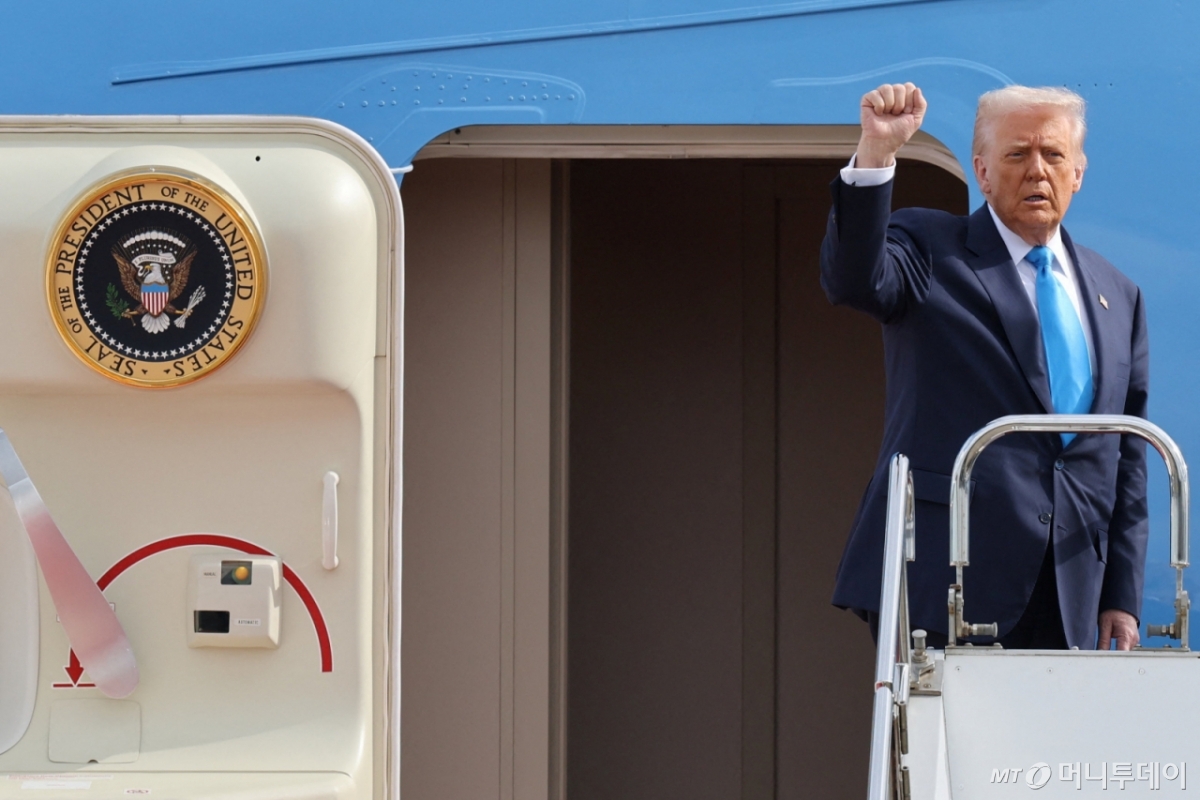 도널드 트럼프 미국 대통령이 29일 일본 도쿄 하네다공항에서 전용기 에어워포스원에 탑승 전 인사를 하고 있다. 전용기는 한국으로 출발해 김해공항 도착을 앞두고 있다./사진=로이터통신
