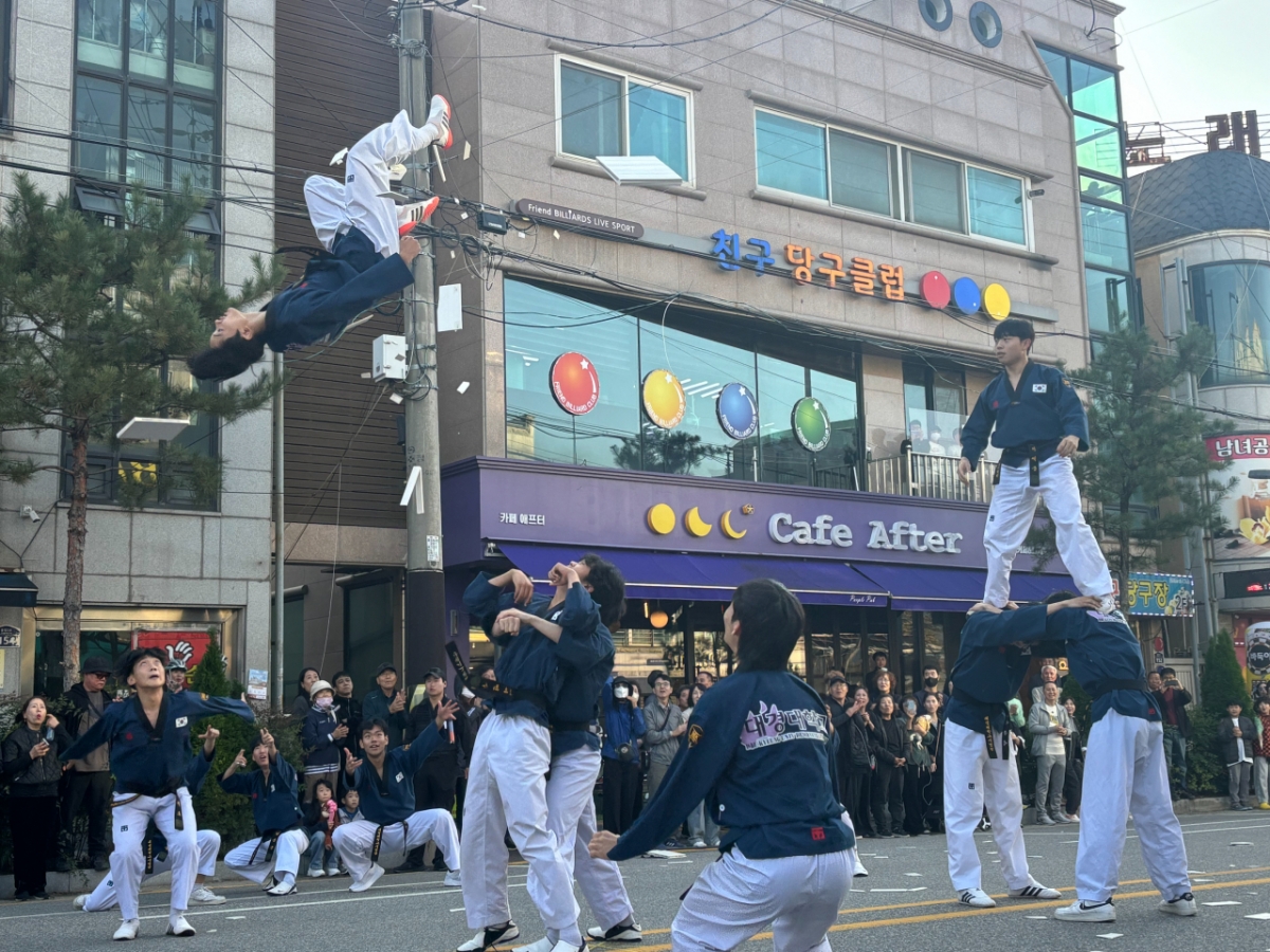 대경대 태권도과 학생들이 '평택 에브리원 축제'에서 퍼레이드 공연을 선보이고 있다./사진제공=대경대