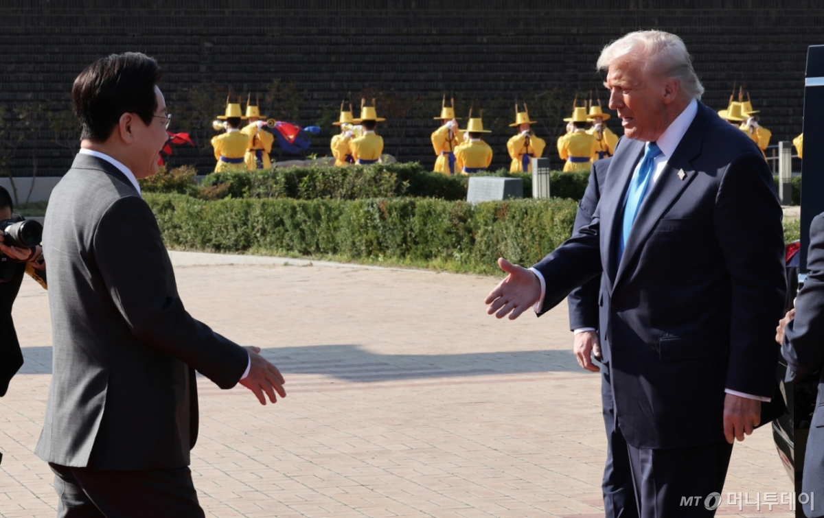 [경주=뉴시스] 최동준 기자 = 이재명 대통령이 29일 한미 정상회담이 열리는 경북 경주박물관에 도착한 도널드 트럼프 미국 대통령을 맞이하고 있다. 2025.10.29. photocdj@newsis.com /사진=