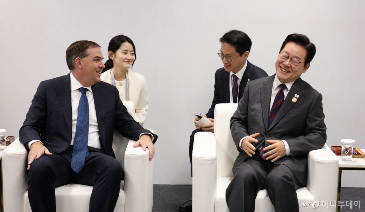 [경주=뉴시스] 고범준 기자 = 이재명 대통령이 29일 경북 경주예술의전당에서 맷 가먼 아마존웹서비스(AWS) 대표를 접견하고 있다. 2025.10.29. bjko@newsis.com /사진=