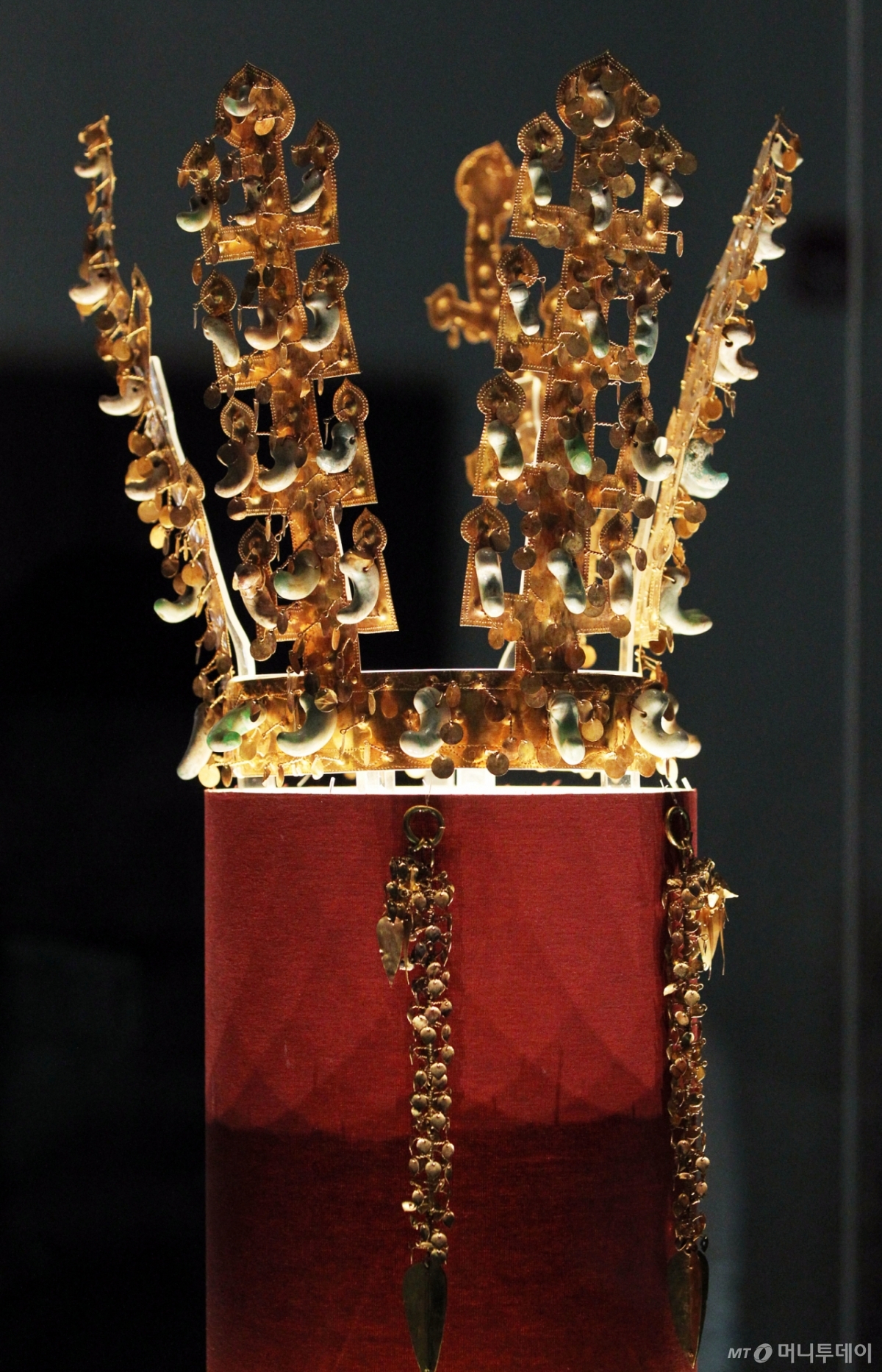 국립중앙박물관이 17일 오전 용산 개관 5주년을 기념해 신라의 황금문화를 대표하는 천마총 금관을 36년만에 서울에서 전시하고 있다.  국립중앙박물관은 천마총 금관과 허리띠를 선사고대관 신라실에서 오는 2011년 2월 13일 까지 전시하며, 1974년에 개최하였던 '신라명보' 특별전에 출품된 이래 처음으로 서울에서 전시된다고 밝혔다. /사진=이명근 기자 qwe123@