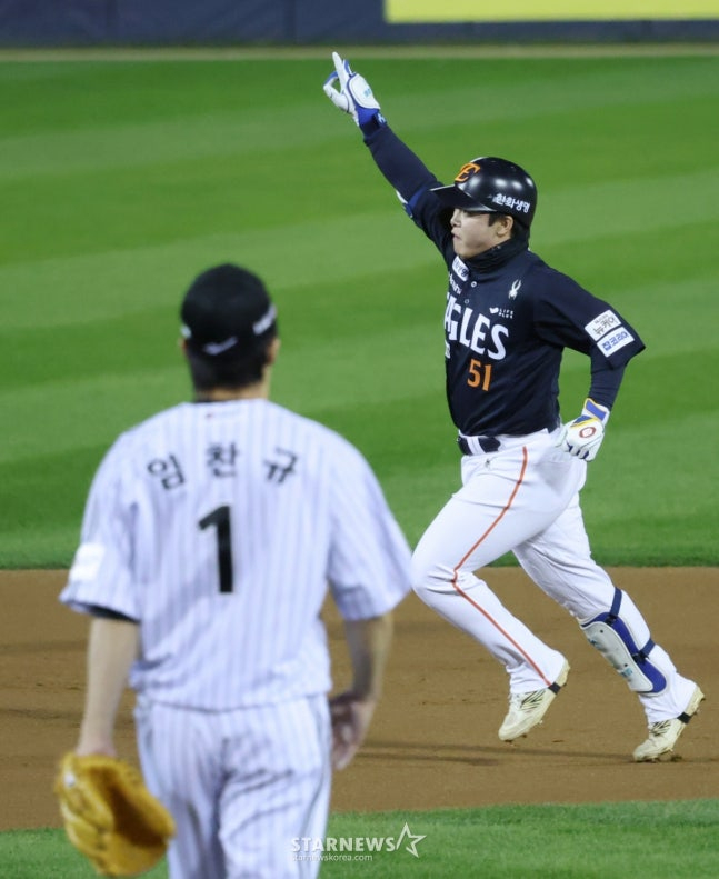 문현빈(오른쪽)이 한국시리즈 2차전에서 임찬규를 상대로 홈런을 날리고 세리머니를 하고 있다. /사진=김진경 대기자