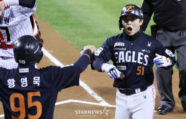 문현빈(오른쪽)이 한국시리즈 2차전에서 홈런을 날리고 포효하고 있다. /사진=김진경 대기자