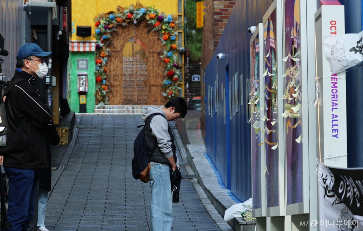 (서울=뉴스1) 오대일 기자 = 10·29 이태원 참사 3주기를 맞은 29일 오전 서울 용산구 이태원 참사 현장 골목에서 한 시민이 묵념을 하고 있다. 2025.10.29/뉴스1  Copyright © 뉴스1. All rights reserved. 무단 전재 및 재배포,  AI학습 이용 금지. /사진=(서울=뉴스1) 오대일 기자