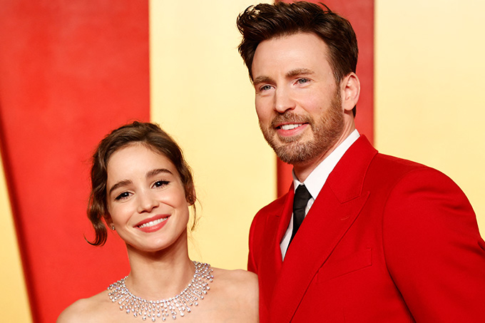 마블 영화 '캡틴 아메리카'로 잘 알려진 배우 크리스 에반스(오른쪽)의 아내인 배우 알마 바프티스타가 지난 24일 미국 메사추세츠에서 딸 알마 그레이스를 출산했다는 소식이 뒤늦게 알려졌다./AFPBBNews=뉴스1