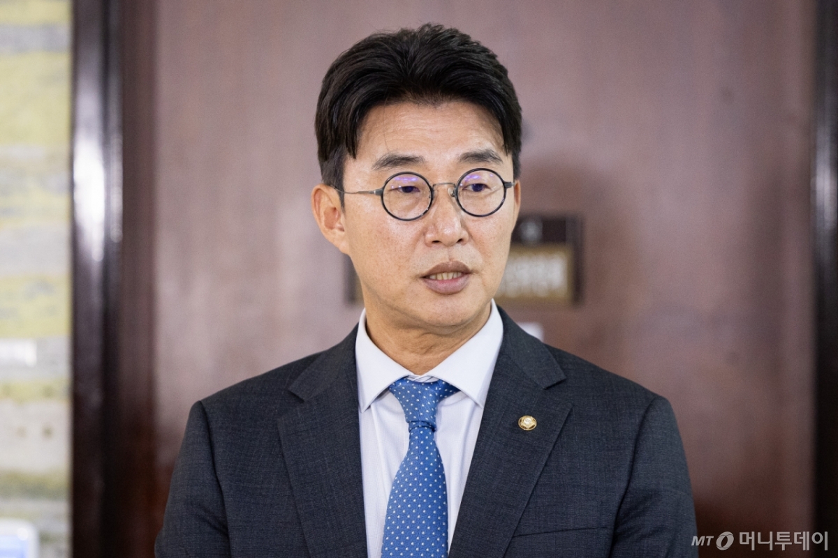 노종면 더불어민주당 언론개혁특별위원회 간사가 8일 서울 여의도 국회에서 취재진들과 만나 브리핑하고 있다. 2025.9.8/뉴스1 Copyright © 뉴스1. All rights reserved. 무단 전재 및 재배포, AI학습 이용 금지. /사진=(서울=뉴스1) 유승관 기자