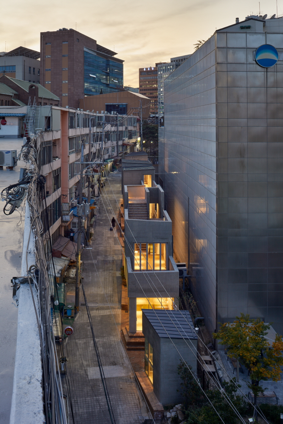 서울시 중구 서소문로6길 33에 위치한 중림창고. 불이 켜진 건물이 중림창고 건물이다. 이곳은 주변 일대를 다양한 동선, 공간으로 연결하며 살아있는 골목길을 재탄생시킨 점을 인정받아 '2020 대한민국 공공건축상 '을 받았다./사진= 디어시티 사회적협동조합 홈페이지