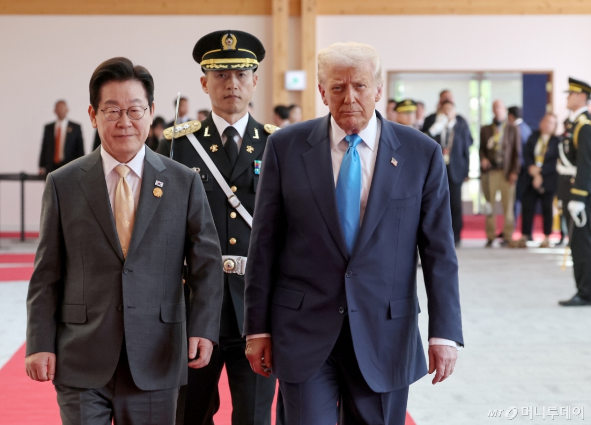 [경주=뉴시스] 최동준 기자 = 이재명 대통령과 도널드 트럼프 미국 대통령이 29일 경북 경주박물관에서 열린 공식 환영식에서 의장대를 사열하고 있다. 2025.10.29. photocdj@newsis.com /사진=