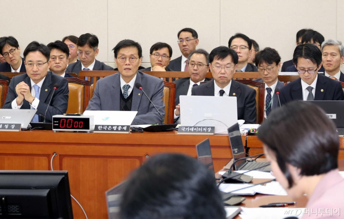 이창용 한국은행 총재가 29일 국회 기획재정위원회에서 열린 한국은행·국세청·관세청 등에 대한 종합감사에서 의원 질의에 답변하고 있다. 2025.10.29. /사진=뉴시스 /사진=조성봉