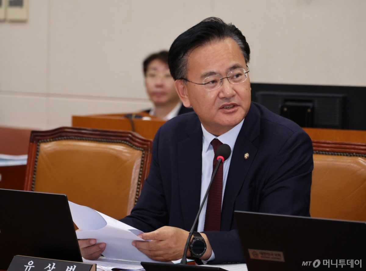 [서울=뉴시스] 김금보 기자 = 유상범 국민의힘 의원이 20일 서울 여의도 국회에서 열린 기획재정위원회 국정감사에서 질의를 하고 있다. 2025.10.21. kgb@newsis.com /사진=김금보