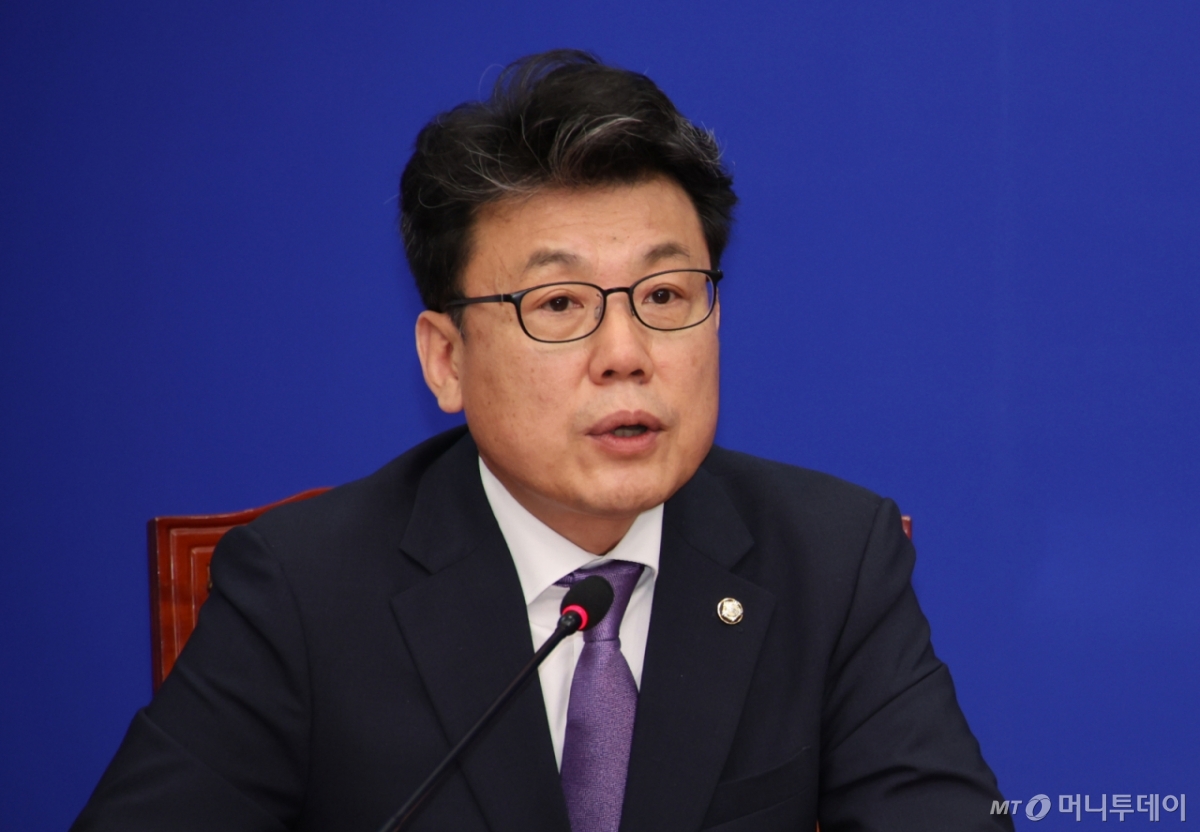 [서울=뉴시스] 김금보 기자 = 진성준 더불어민주당 정책위의장이 7일 서울 여의도 국회에서 김정재 국민의힘 정책위의장을 만나 모두발언을 하고 있다. 2025.07.07. kgb@newsis.com /사진=김금보