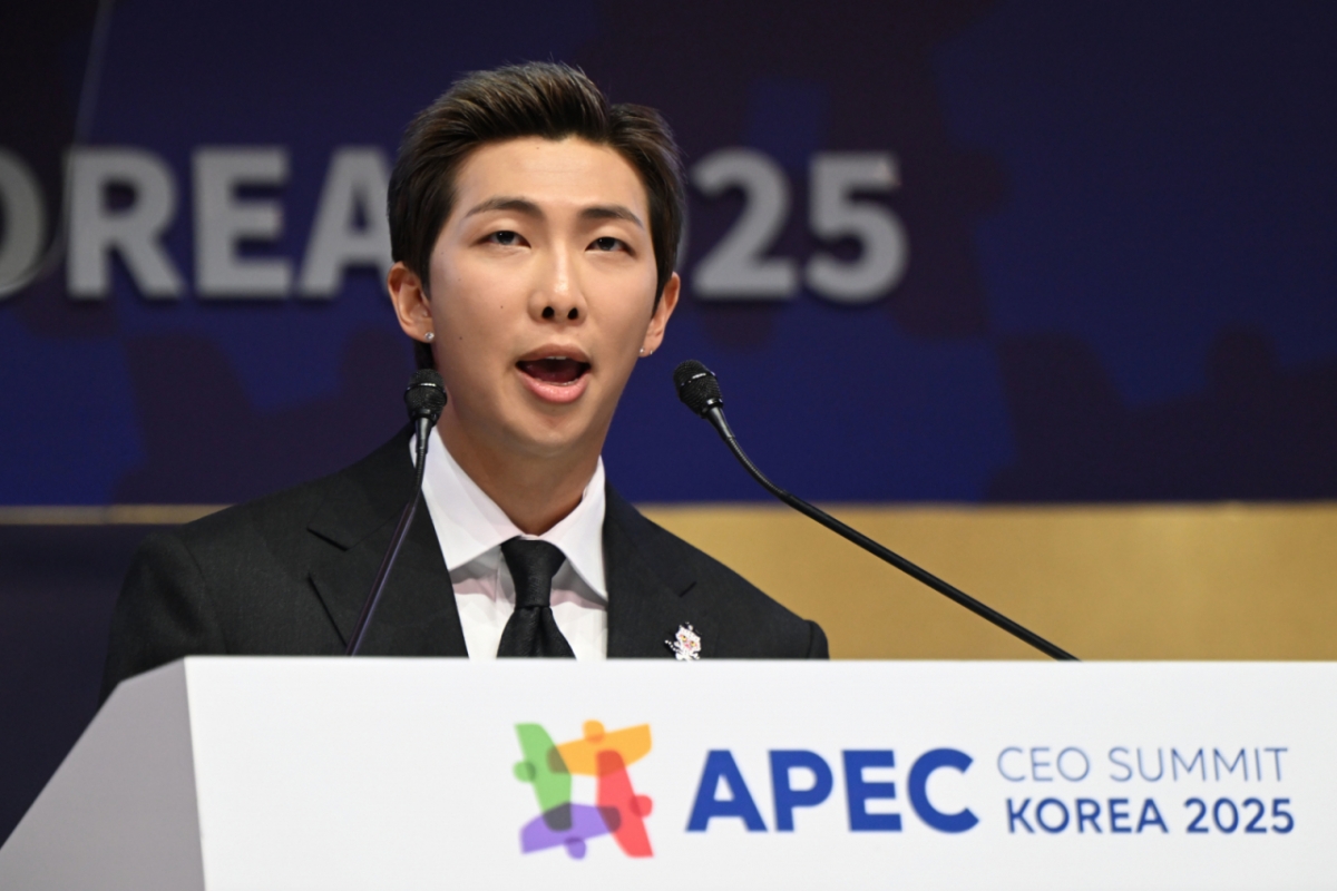 그룹 BTS의 RM(김남준)이 29일 오후 경북 경주예술의전당에서 열린 아시아태평양경제협력체(APEC) 정상회의 최고경영자(CEO) 서밋(Summit)에서 'APEC 지역 내 문화산업과 K-컬쳐 소프트파워'를 주제로 연설하고 있다. (공동취재) 2025.10.29/사진=뉴스1