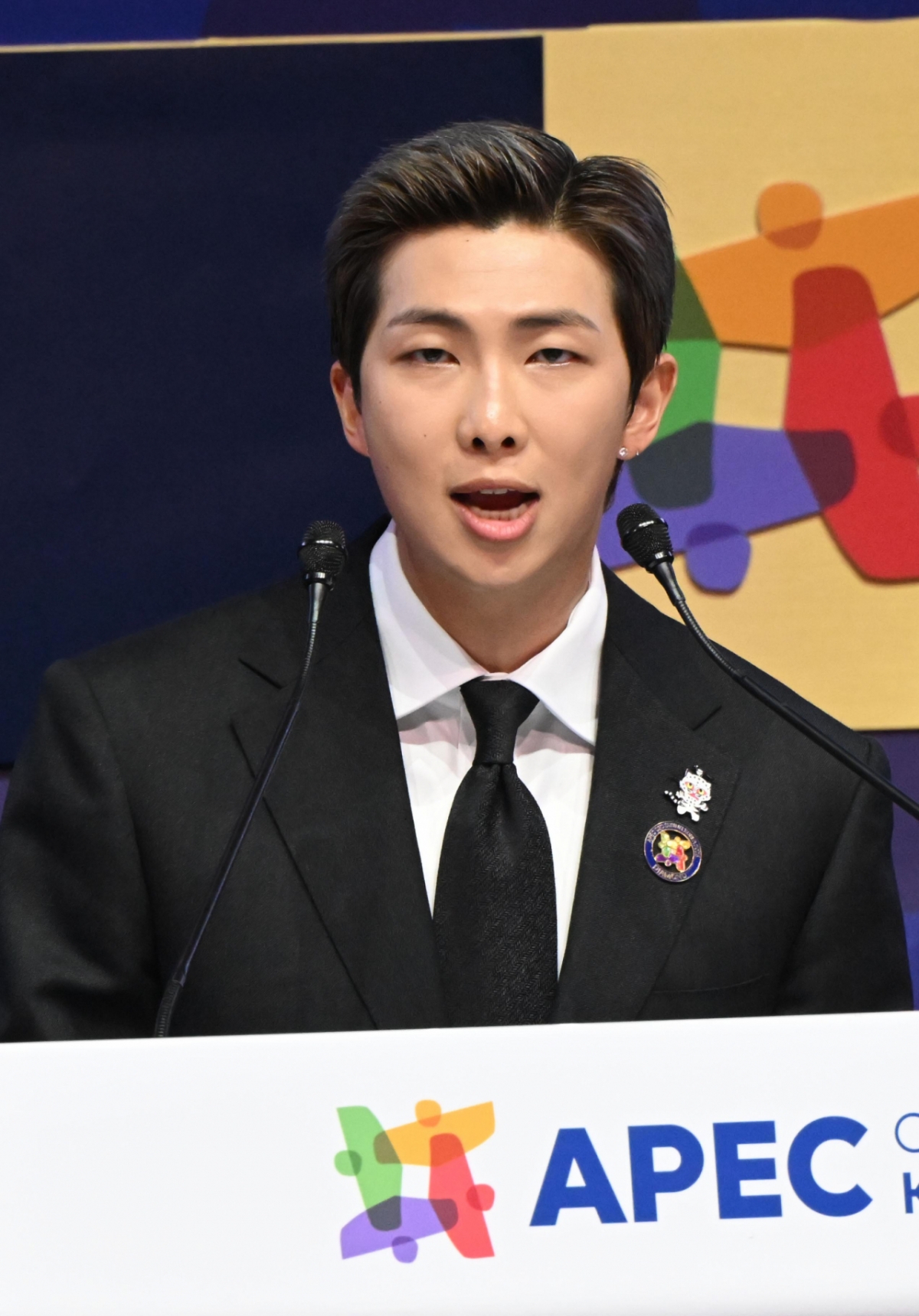 그룹 BTS의 RM(김남준)이 29일 오후 경북 경주예술의전당에서 열린 아시아태평양경제협력체(APEC) 정상회의 최고경영자(CEO) 서밋(Summit)에서 'APEC 지역 내 문화산업과 K-컬쳐 소프트파워'를 주제로 연설하고 있다. (공동취재) 2025.10.29/사진=뉴시스