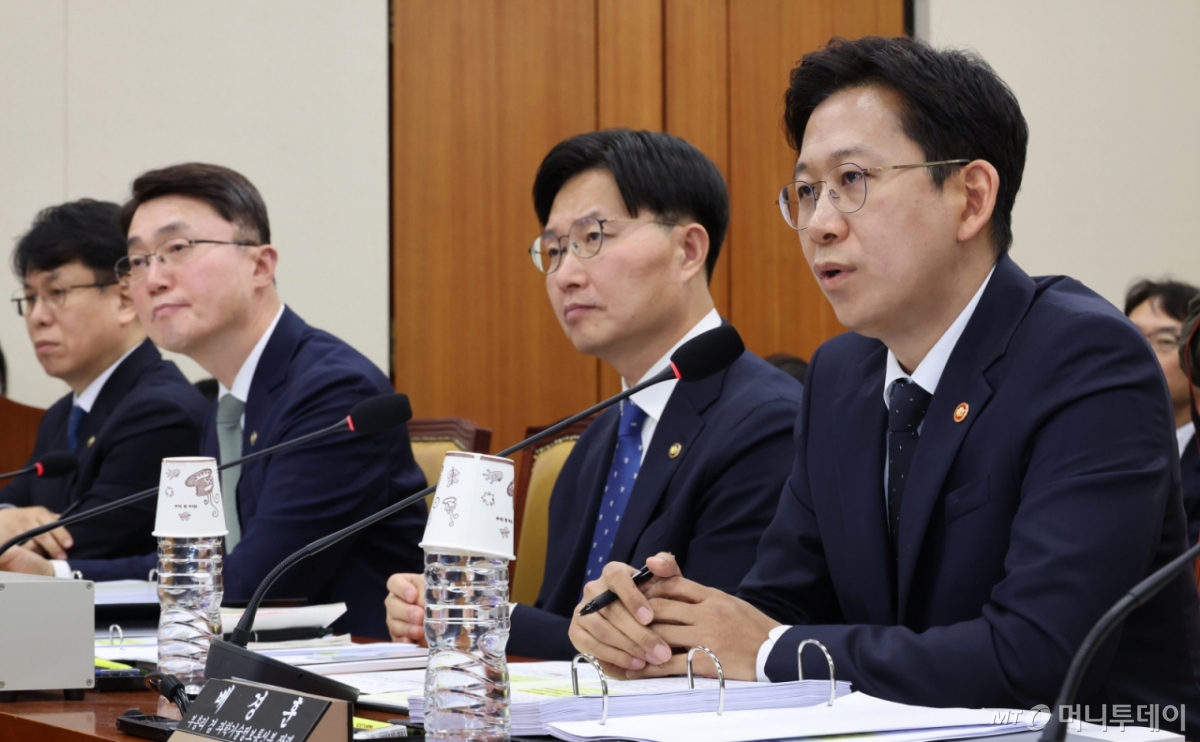 [서울=뉴시스] 김금보 기자 = 배경훈 과학기술정보통신부 장관이 29일 서울 여의도 국회에서 열린 과학기술정보방송통신위원회 국정감사에서 질의에 답하고 있다. 2025.10.29. kgb@newsis.com /사진=김금보