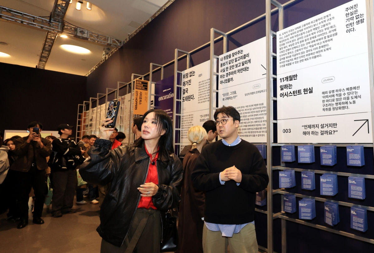 (서울=뉴스1) 이호윤 기자 = 배우 엄정화가 29일 서울 중구 동대문디자인플라자뮤지엄에서 열린 '울트라백화점 서울: 소비의 끝에서 만나는 가치' 프리오프닝을 찾아 전시장을 둘러보고 있다. 이번 전시는 단순한 판매 장소를 넘어 브랜드의 가치와 세계관을 체험하는 공간으로 특히 9명의 크리에이터들의 알고리즘을 그대로 들여다 볼 수 있는 울트라 크리에이터 섹션은 크리에이터들이 직접 제작한 쇼룸으로 그들의 라이프스타일을 그대로 감상할 수 있다. 2025.10.29/뉴스1  Copyright © 뉴스1. All rights reserved. 무단 전재 및 재배포,  AI학습 이용 금지. /사진=(서울=뉴스1) 이호윤 기자