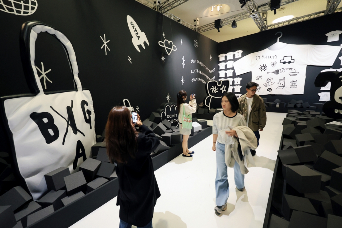 (서울=뉴스1) 이호윤 기자 = 29일 서울 중구 동대문디자인플라자뮤지엄에서 열린 '울트라백화점 서울: 소비의 끝에서 만나는 가치' 프리오프닝을 찾은 관람객들이 전시장을 둘러보고 있다. 이번 전시는 단순한 판매 장소를 넘어 브랜드의 가치와 세계관을 체험하는 공간으로 특히 9명의 크리에이터들의 알고리즘을 그대로 들여다 볼 수 있는 울트라 크리에이터 섹션은 크리에이터들이 직접 제작한 쇼룸으로 그들의 라이프스타일을 그대로 감상할 수 있다. 2025.10.29/뉴스1  Copyright © 뉴스1. All rights reserved. 무단 전재 및 재배포,  AI학습 이용 금지. /사진=(서울=뉴스1) 이호윤 기자