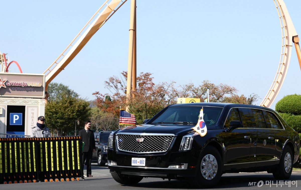 아시아태평양경제협력체(APEC) 정상회의에 참석하는 도널드 트럼프 미국 대통령이 29일 오전 경주의 한 헬기 착륙장에 도착한 뒤 전용 리무진인 '더 비스트'에 탑승해 이동하고 있다. /경주=뉴스1 