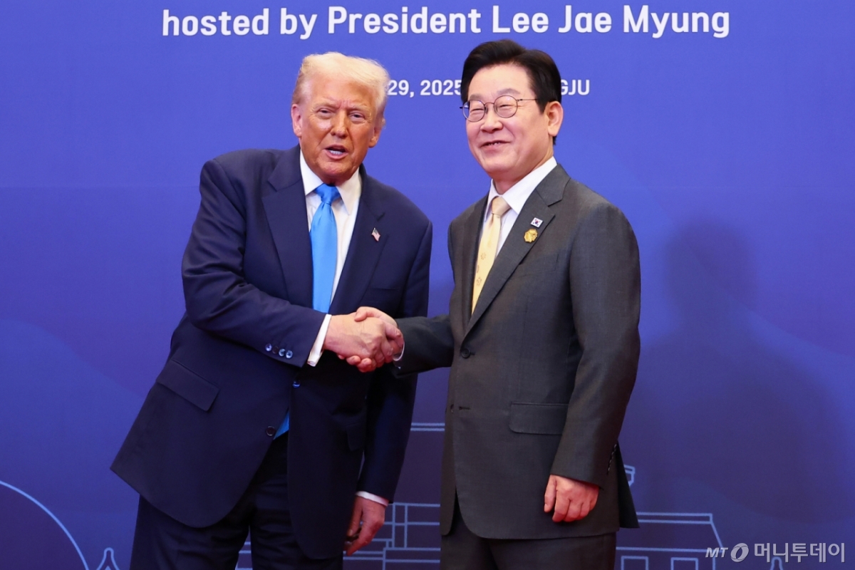 [경주=뉴시스] 최동준 기자 = 이재명 대통령이 29일 경북 경주 힐튼호텔 그랜드볼룸에서 열린 대통령 주최 정상 특별만찬에서 도널드 트럼프 미국 대통령을 영접하고 있다. (대통령실통신사진기자단) 2025.10.29. photocdj@newsis.com /사진=