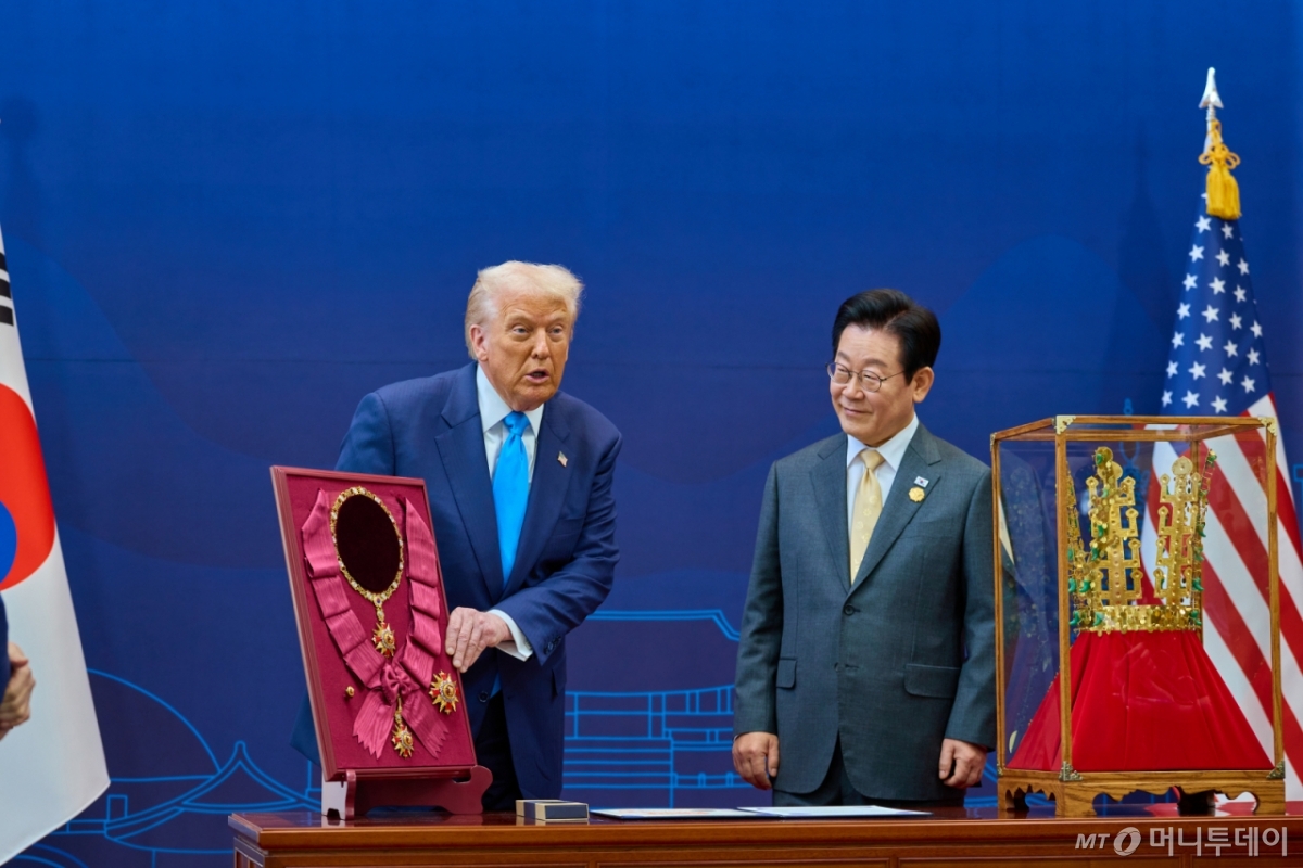 (서울=뉴스1) 허경 기자 = 이재명 대통령이 29일 경북 경주박물관에서 열린 한미 공식 환영식에서 도널드 트럼프 미국 대통령에게 무궁화 대훈장 수여와 천마총 금관 모형을 선물하고 있다. (대통령실 제공. 재판매 및 DB 금지) 2025.10.29/뉴스1  Copyright © 뉴스1. All rights reserved. 무단 전재 및 재배포,  AI학습 이용 금지. /사진=(서울=뉴스1) 허경 기자