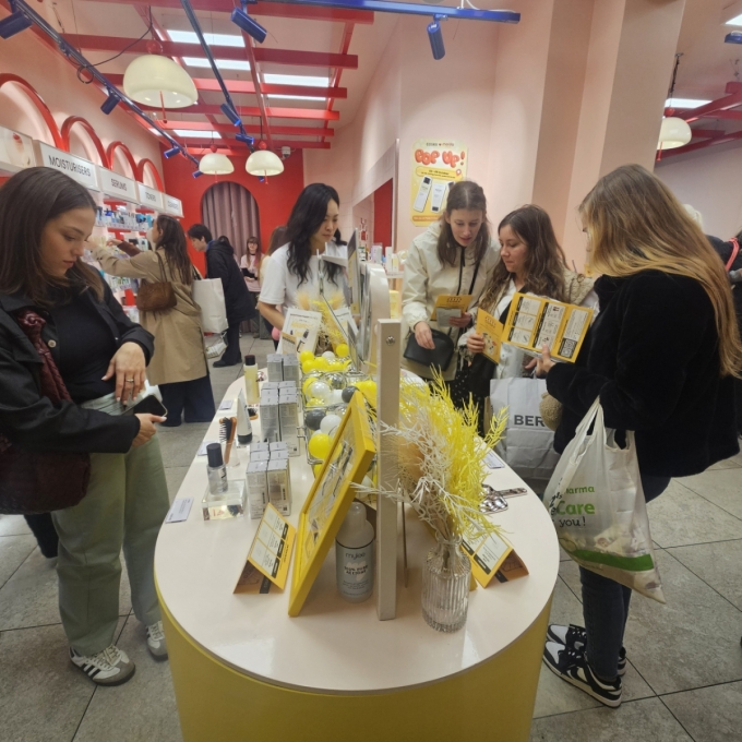 런던 모이다 매장에서 제품을 살펴보는 고객들의 모습/사진=조한송 기자