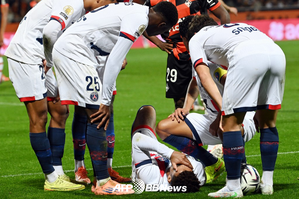 파리 생제르맹(PSG) 데지레 두에(아래)가 30일(한국시간) 프랑스 로리앙의 스타드 뒤 무스투아르에서 열린 2025~2026 프랑스 프로축구 리그1 10라운드 원정 경기에서 햄스트링 통증을 호소하고 있다. /AFPBBNews=뉴스1