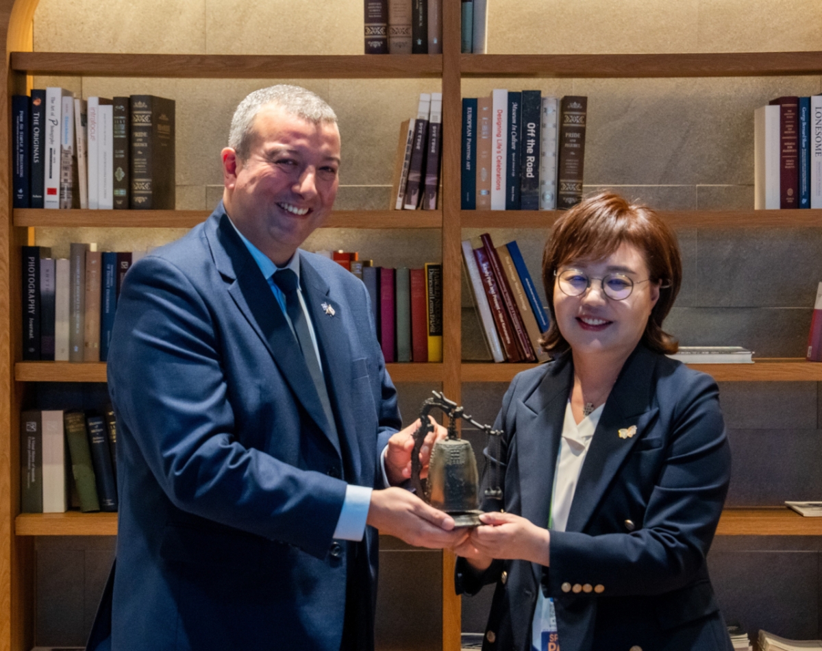 양금희 경북도 경제부지사(오른쪽)가 다미앙 페레이라(Damien Pereira) 주한 퀘벡정부 대표부 대표에게 선물을 전달하고 있다.