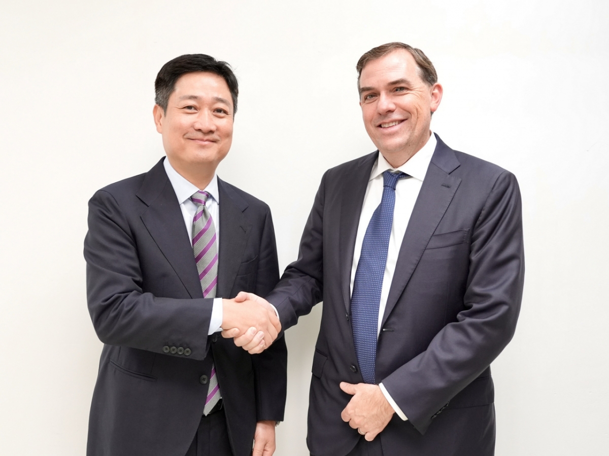 ‘2025 APEC CEO 서밋’ 현장에서 LG유플러스 홍범식 대표(왼쪽)와 AWS 맷 가먼 CEO가 기념촬영을 하는 모습. /사진=LG유플러스