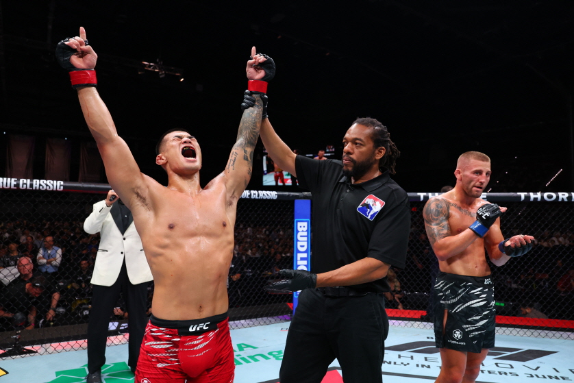 고석현(왼쪽)이 경기 승리 후 포효하고 있다. /사진=UFC 제공