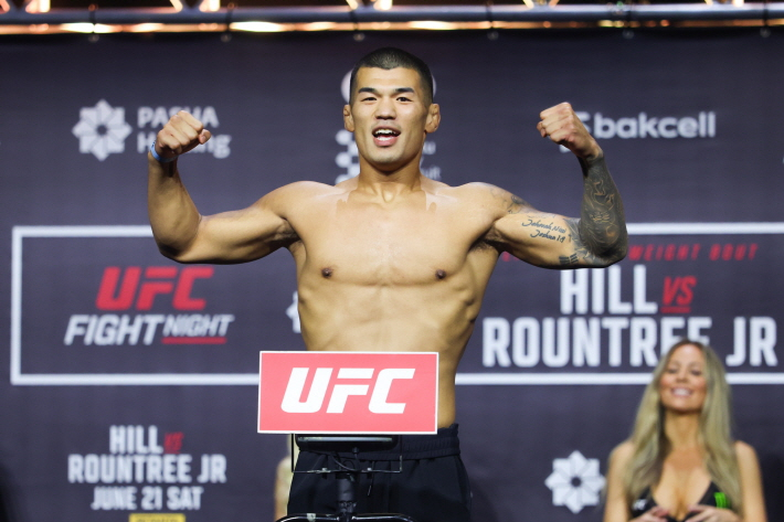 고석현이 계체 통과 후 포즈를 취하고 있다. /사진=UFC 제공
