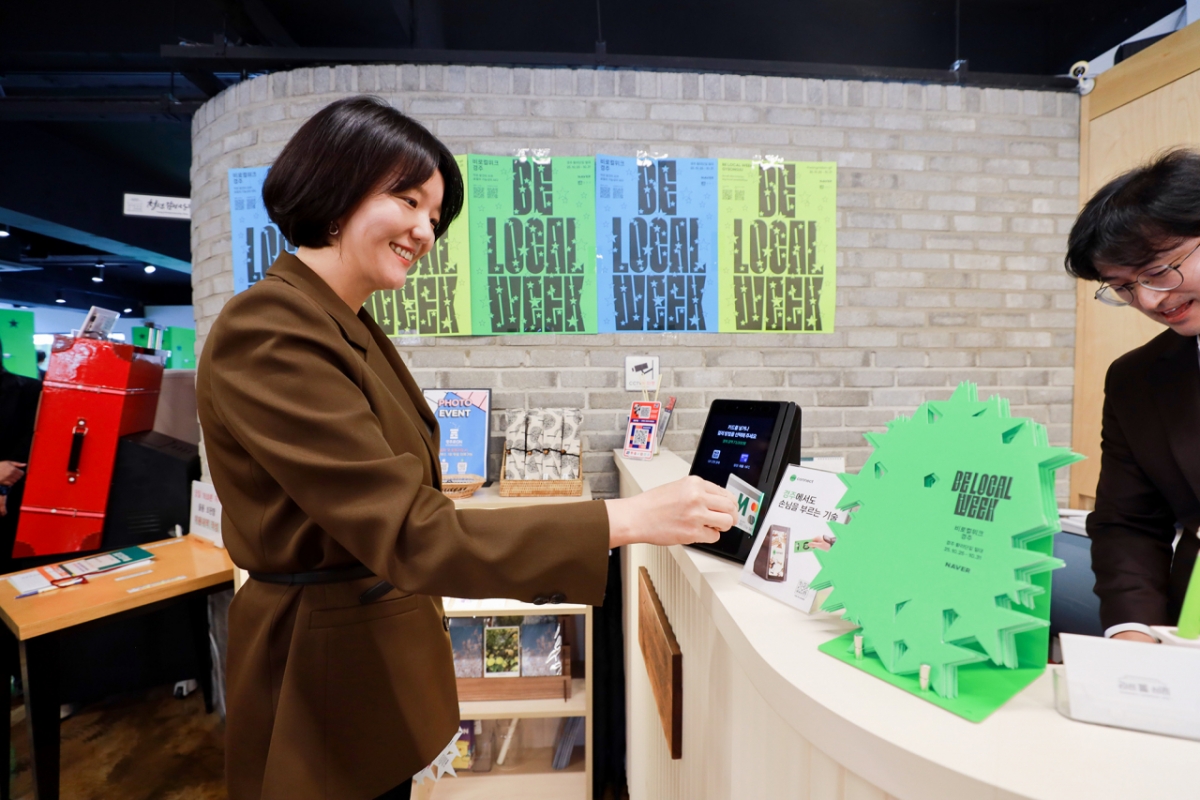 캠페인 현장에서 네이버페이 오프라인 통합 단말기 'Npay 커넥트'로 결제를 진행 중인 최수연 대표. 2025.10.30./사진=네이버