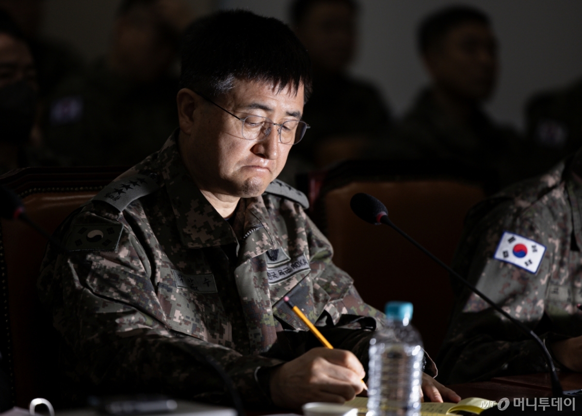 박안수 육군참모총장(전 계엄사령관)이 지난 1월14일 오전 서울 여의도 국회에서 열린 윤석열 정부의 비상계엄 선포를 통한 내란 혐의 진상규명 국정조사특별위원회에서 생각에 잠겨 있다. / 사진=뉴스1