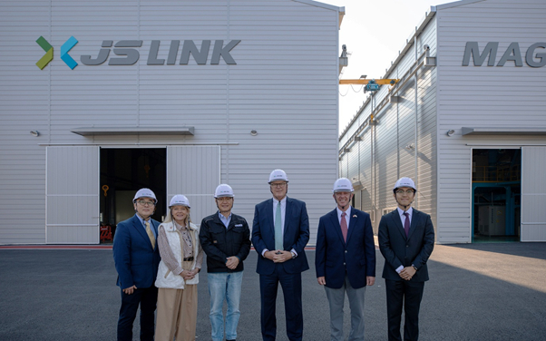 좌측 세번째 제이에스링크 이준영 대표이사, 우측 세번째 스킵 헨더슨 콜럼버스 시장, 우측 맨 끝 제이에스링크 아메리카 박준범 대표이사